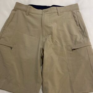 Men’s Izod golf shorts in khaki. Excellent condition